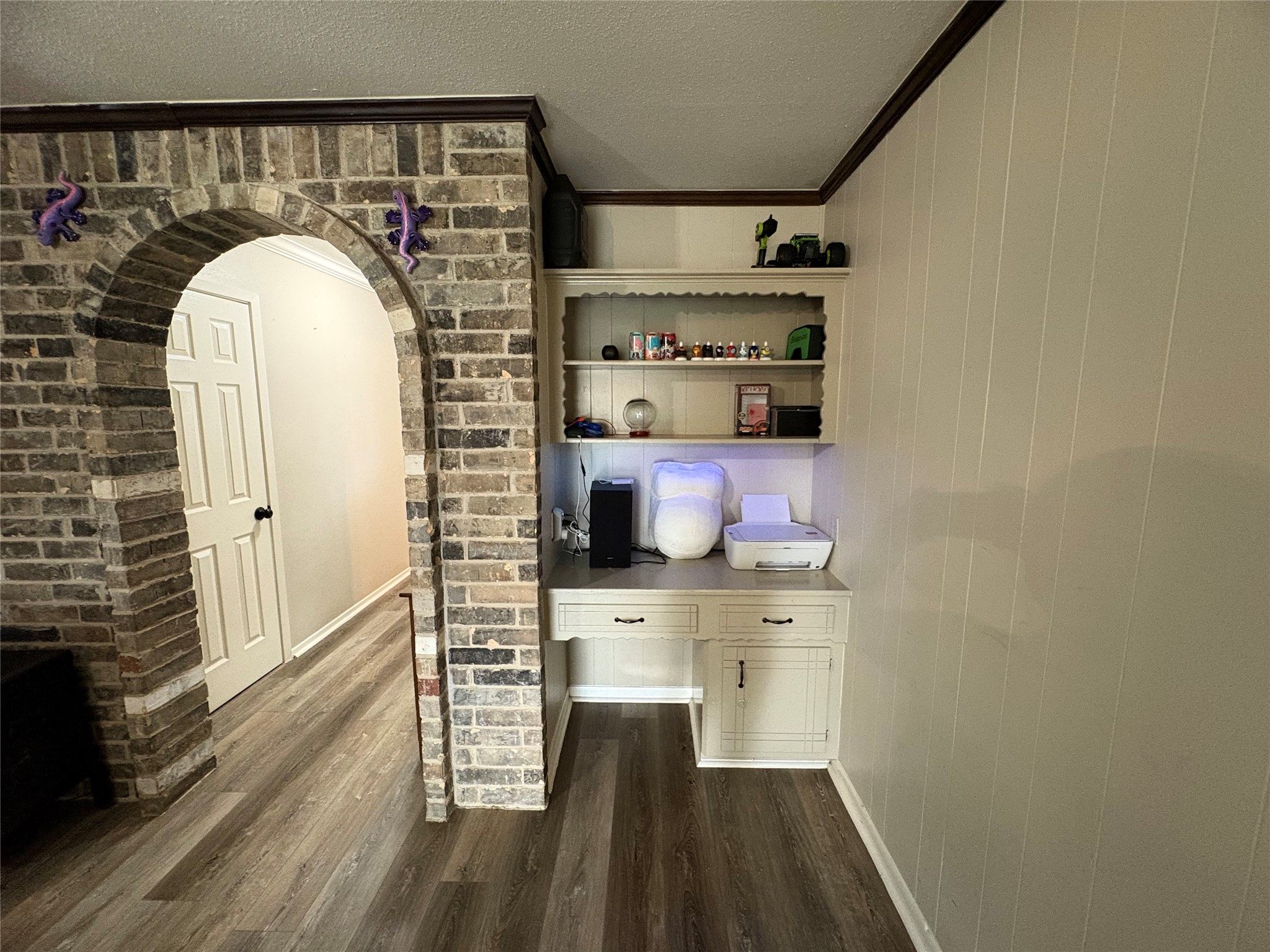 21802 Rotherham Drive Spring, TX 77388 - Photo 13 of 25 Built in desk/study area.