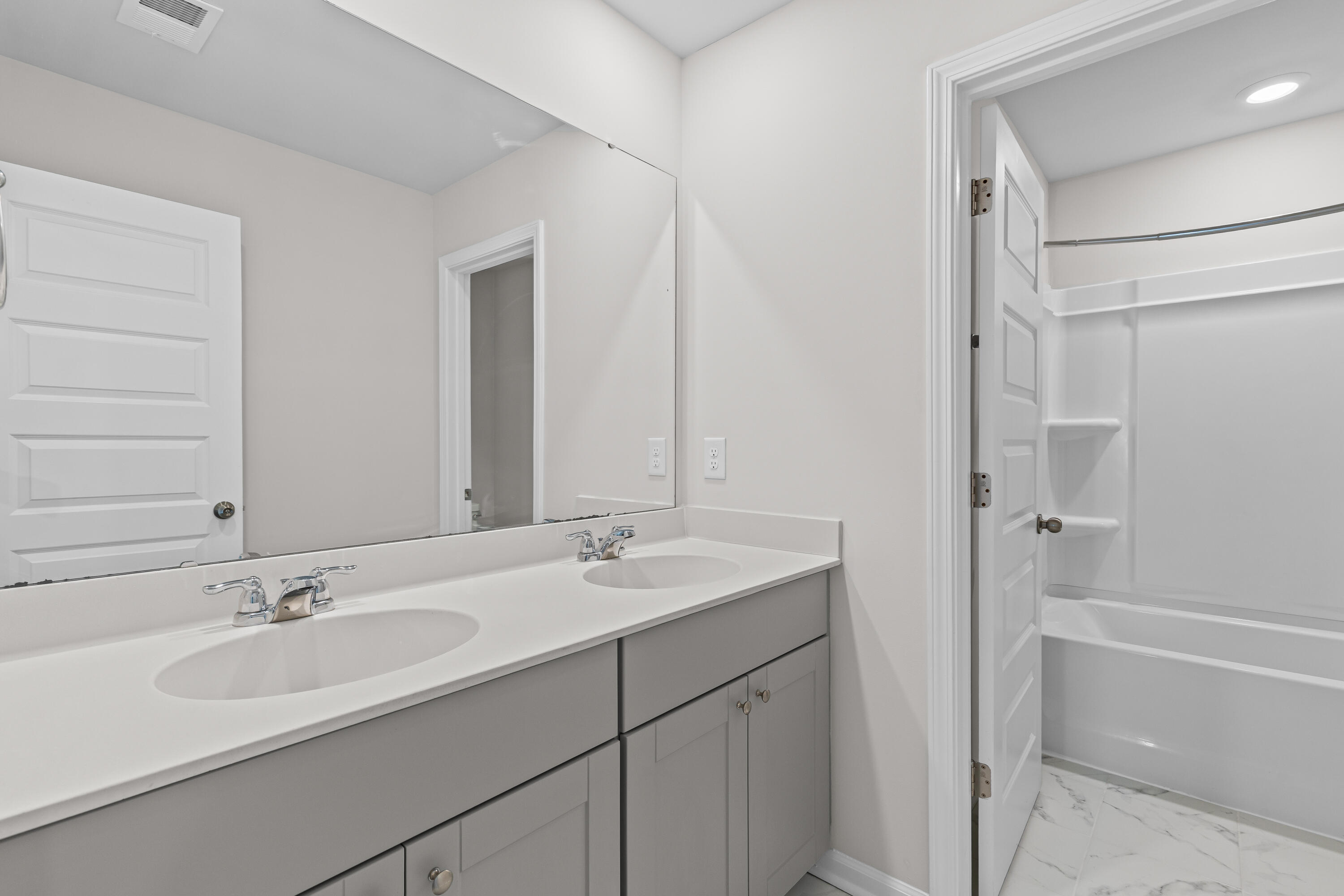 606 Spanish Wells Road Summerville, SC 29486 - Photo 19 of 34 Hall Bath