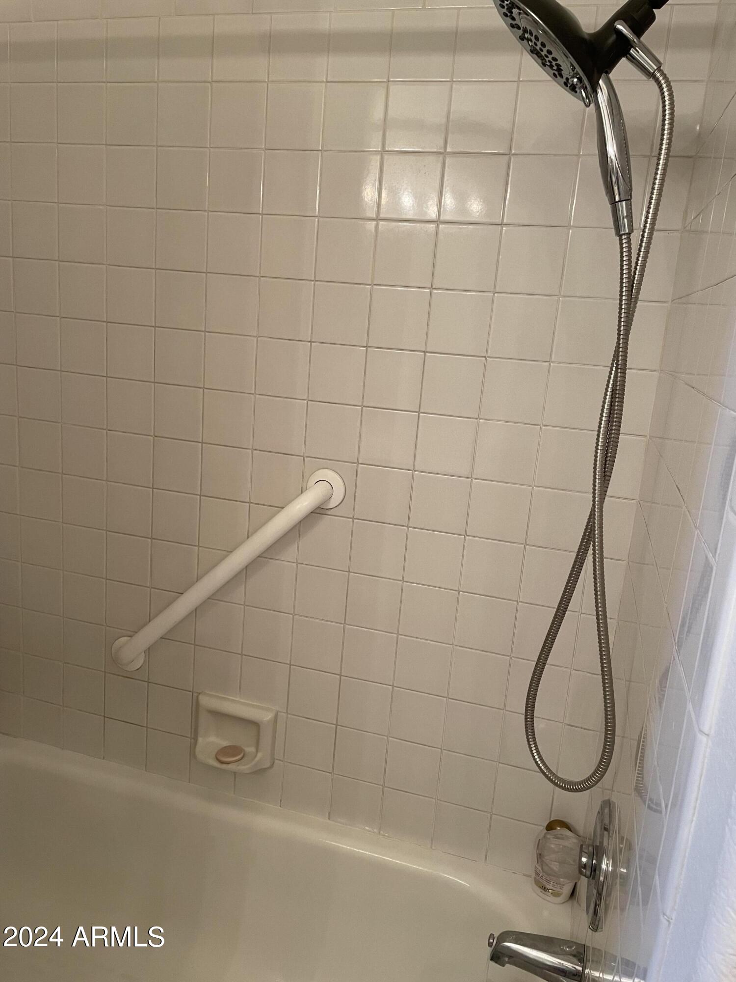 7710 East Gainey Ranch Road, Unit 158 Scottsdale, AZ 85258 - Photo 26 of 43 TUB/SHOWER UPSTAIRS BATH