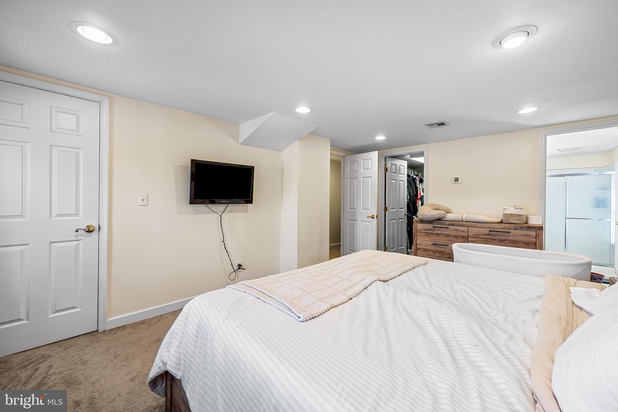 6045 Falls Road Baltimore, MD 21209 - Photo 16 of 32