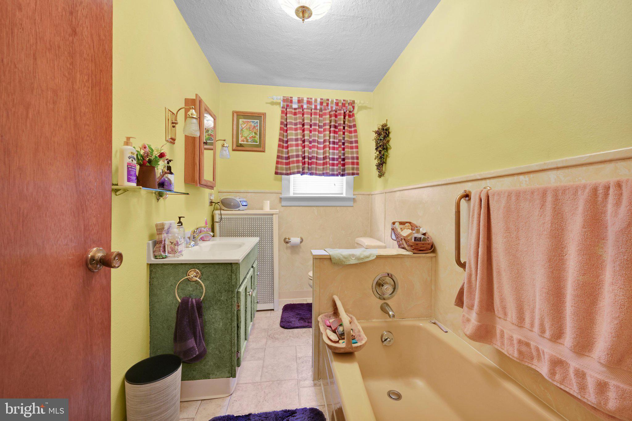 1629 New Holland Road Reading, PA 19607 - Photo 16 of 34 Bathroom