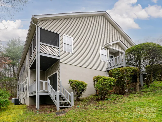 a view of a house with backyard