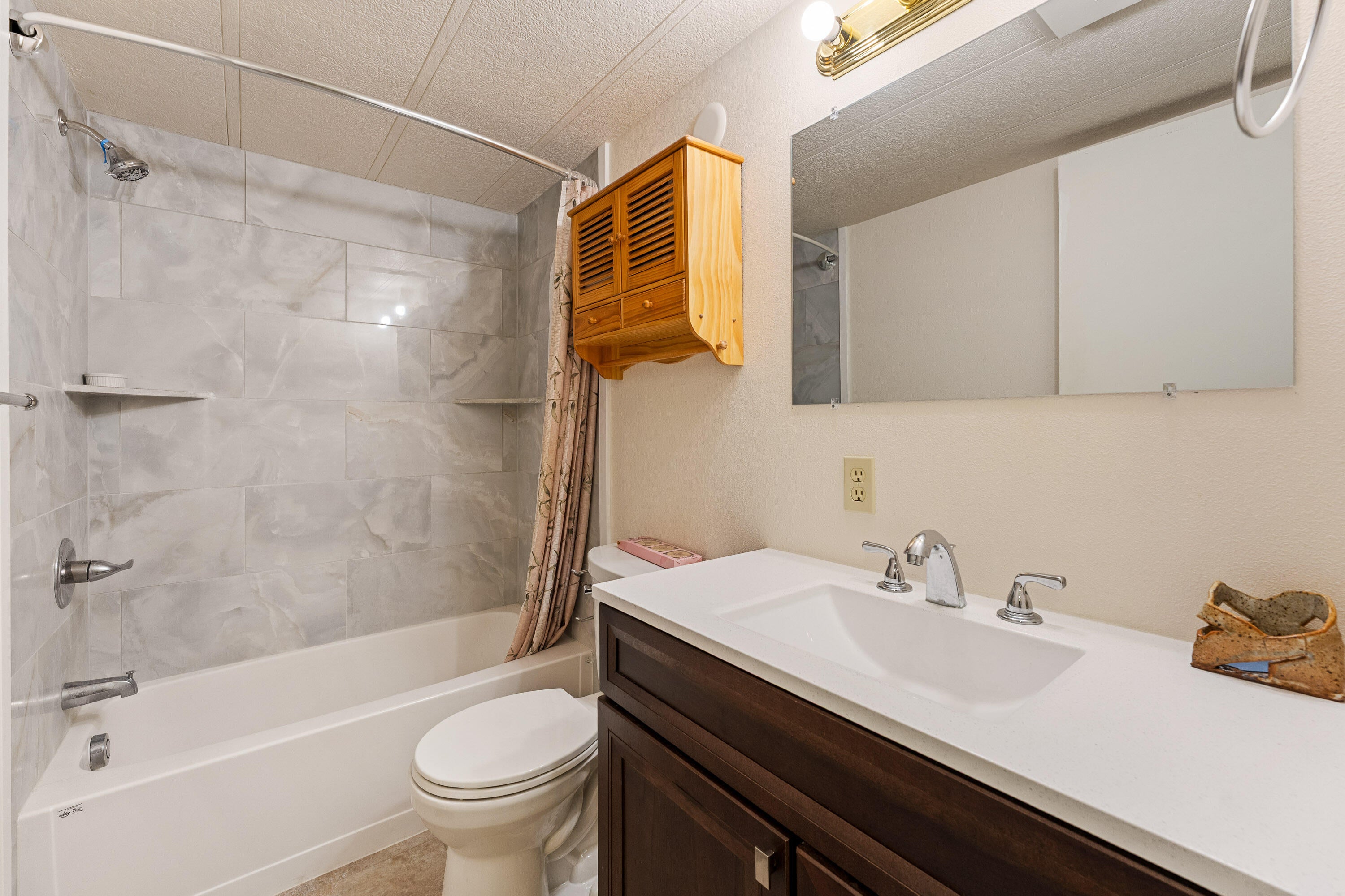 5076 Leonard Road, Unit 69 Grants Pass, OR 97527 - Photo 18 of 24 Hall bath