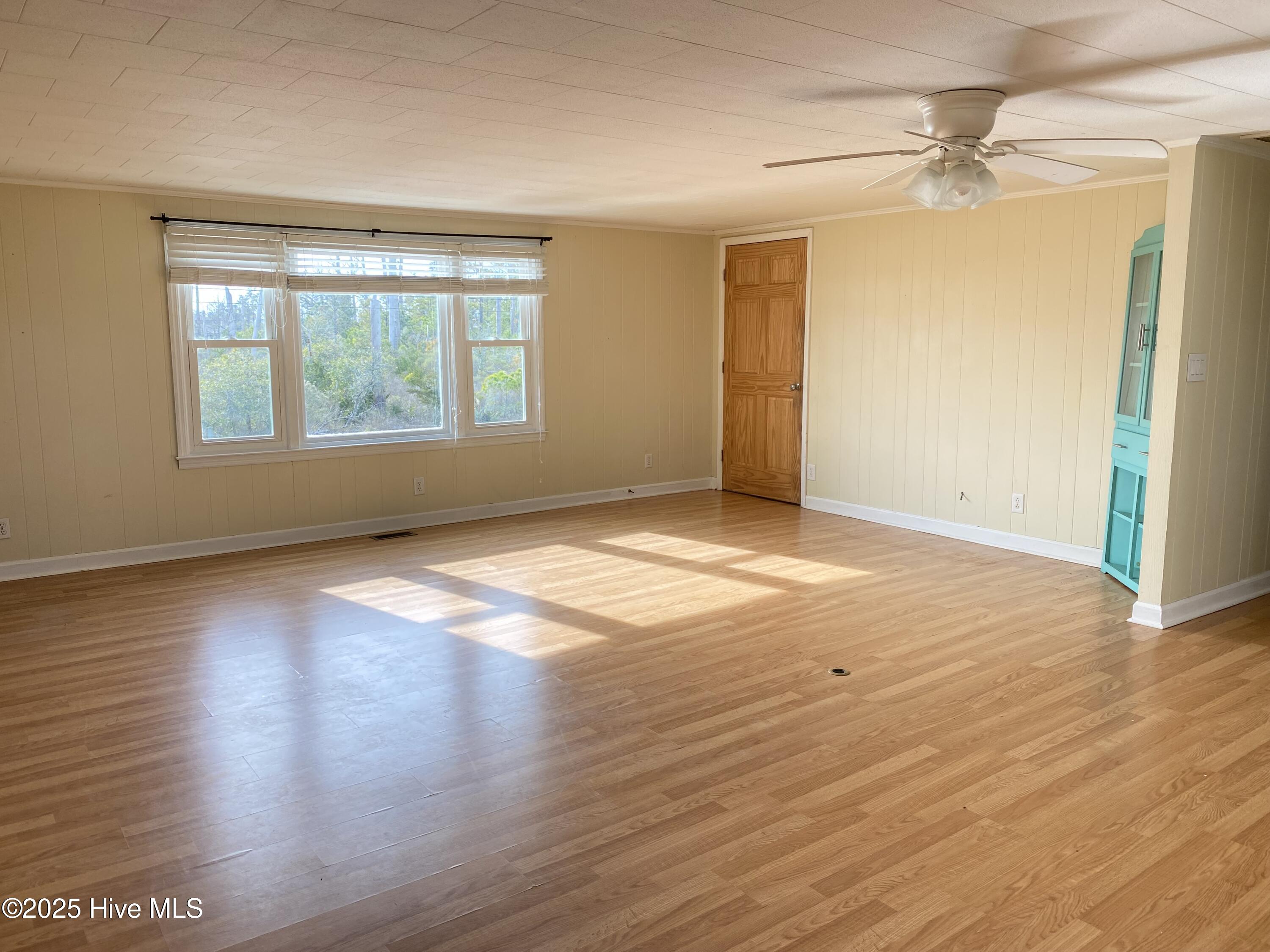 112 Croaker Street Davis, NC 28524 - Photo 9 of 28 Living area