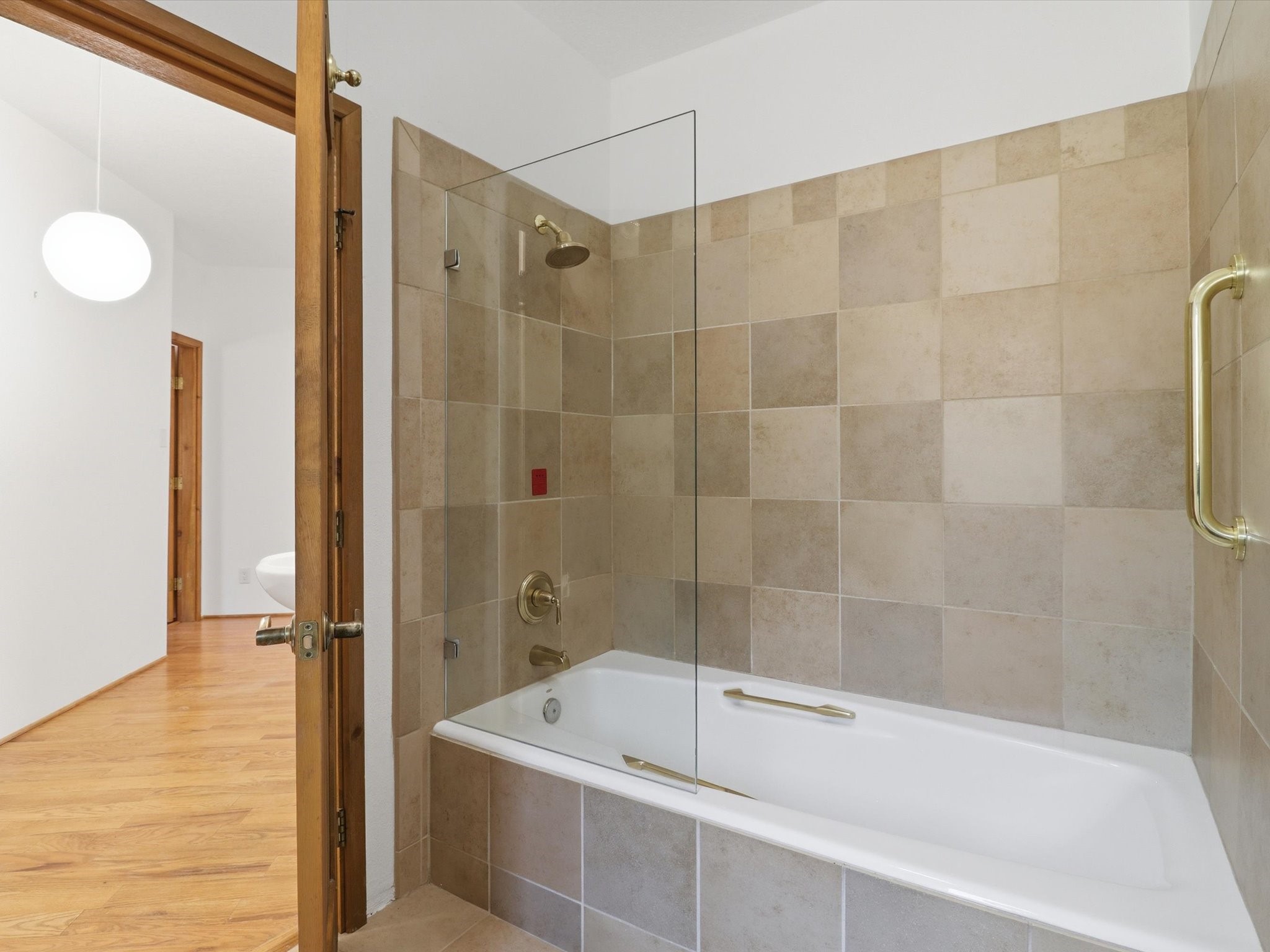 975 Indian Ridge Road Santa Fe, NM 87501 - Photo 27 of 67 Hall bathroom
