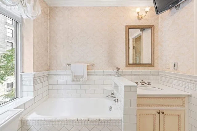 $3,250,000 | 211 Central Park West, Unit 3H | Upper West Side