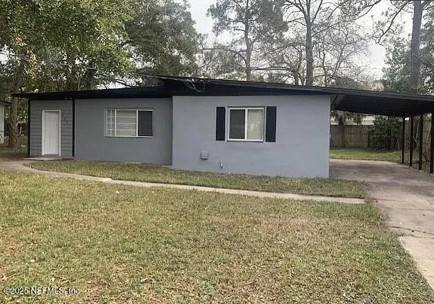 a front view of house with yard