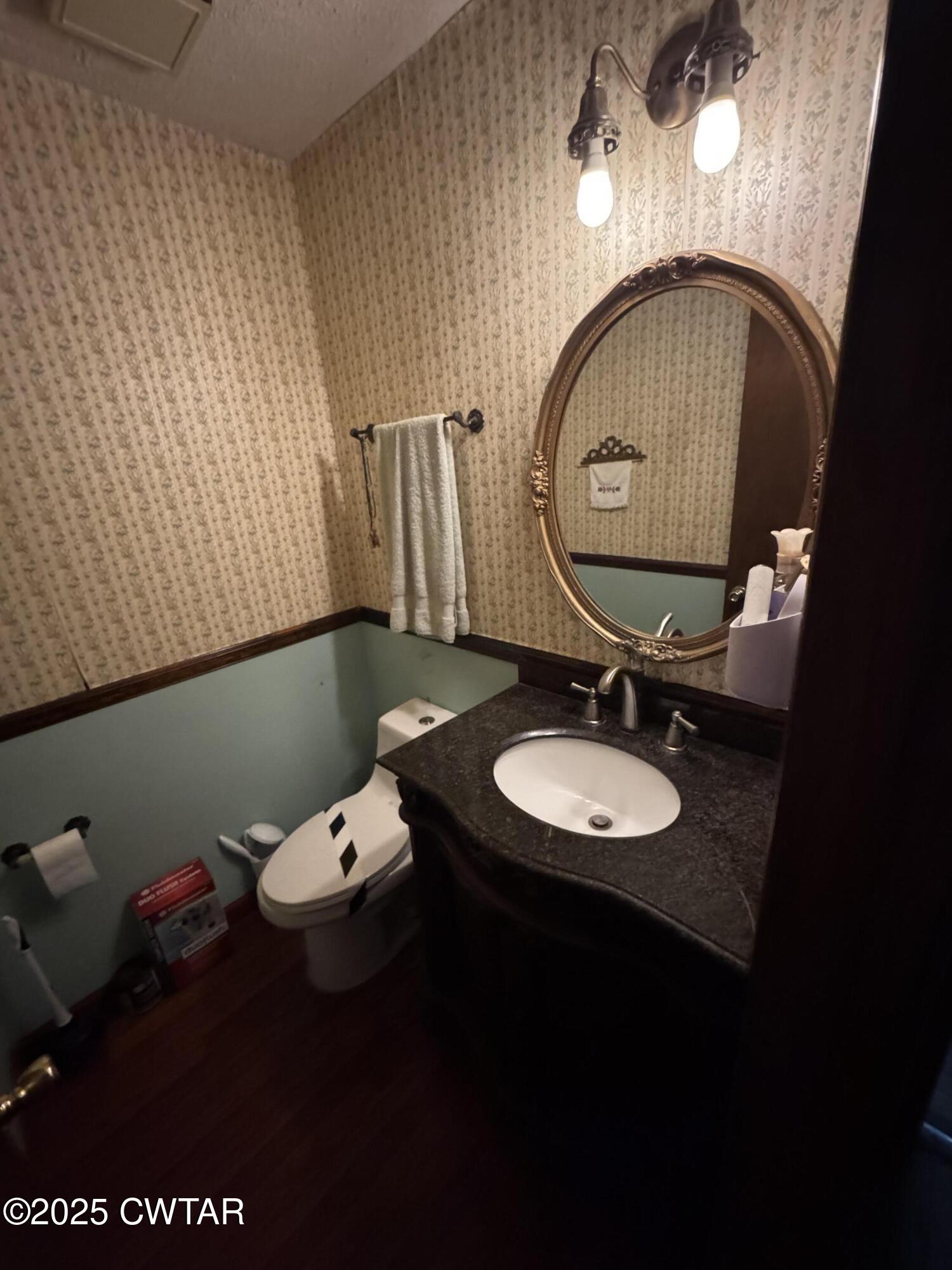 274 Fox Ridge Road Jackson, TN 38305 - Photo 13 of 16 a bathroom with a sink mirror and toilet