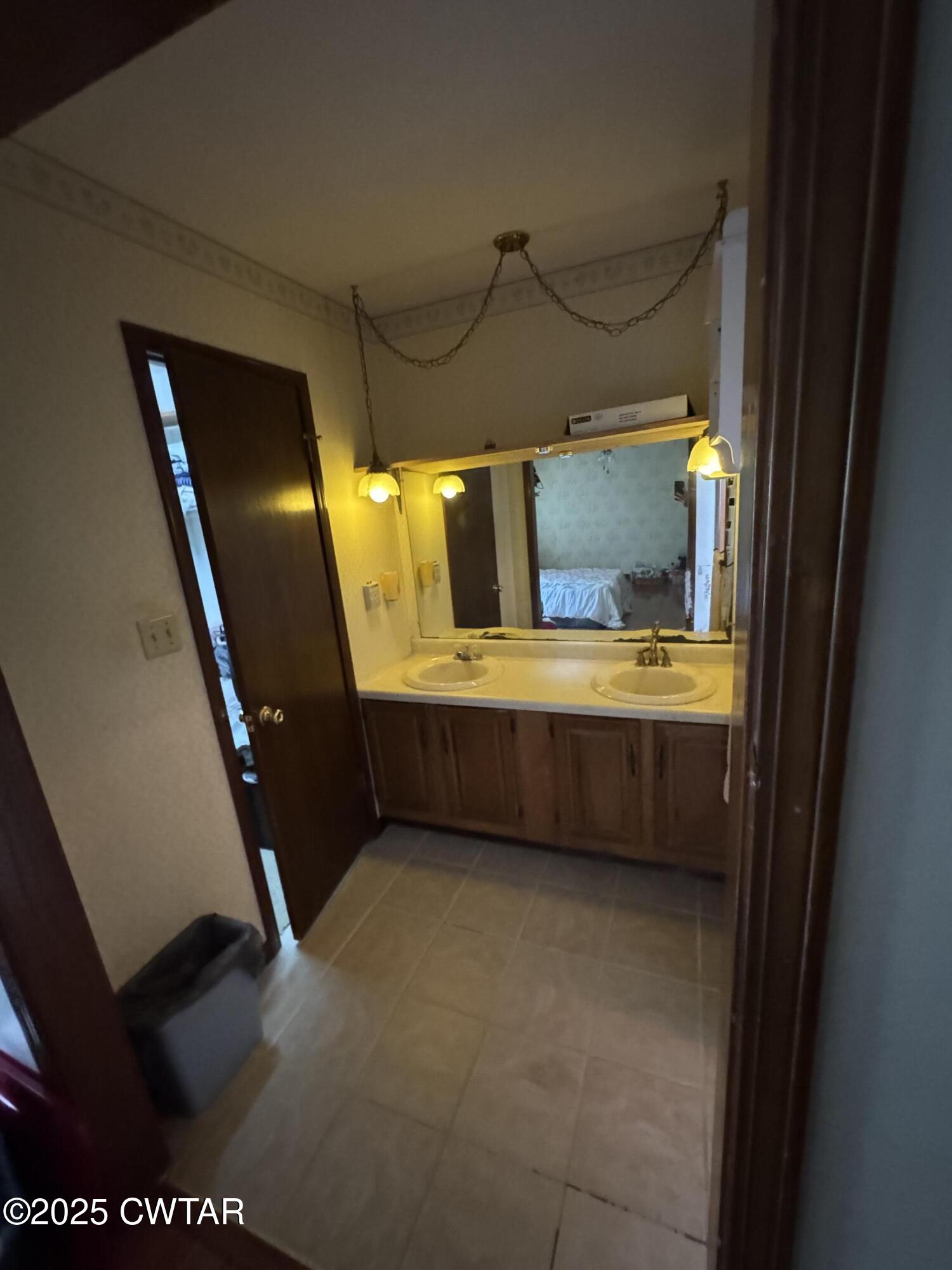 274 Fox Ridge Road Jackson, TN 38305 - Photo 15 of 16 a bathroom with a sink a mirror and a bathtub
