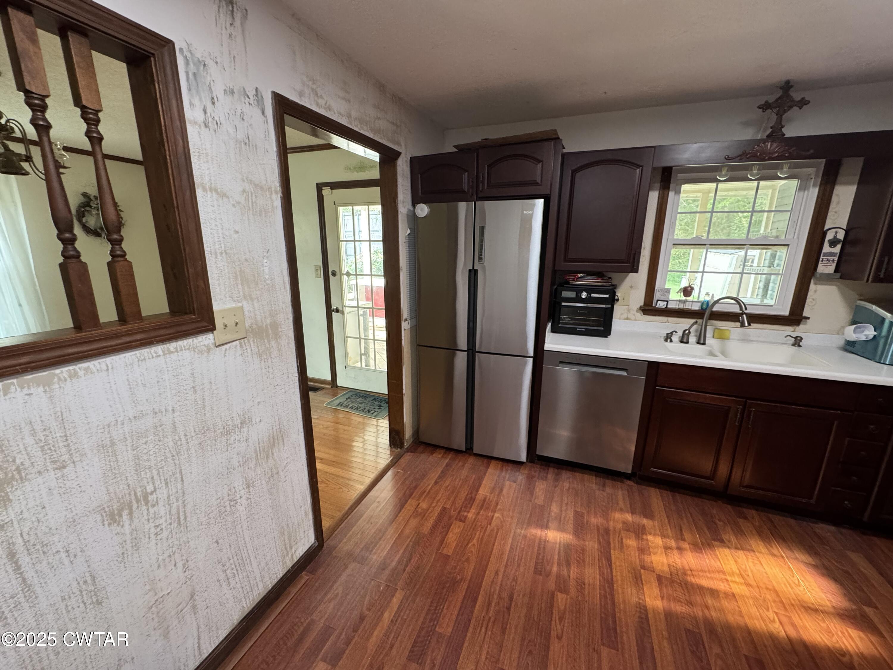 274 Fox Ridge Road Jackson, TN 38305 - Photo 5 of 16 a kitchen with stainless steel appliances a refrigerator and a sink