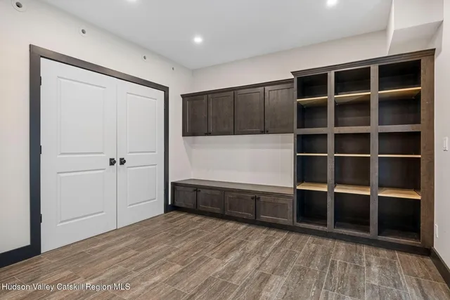 a view of a big room with closet and cabinet