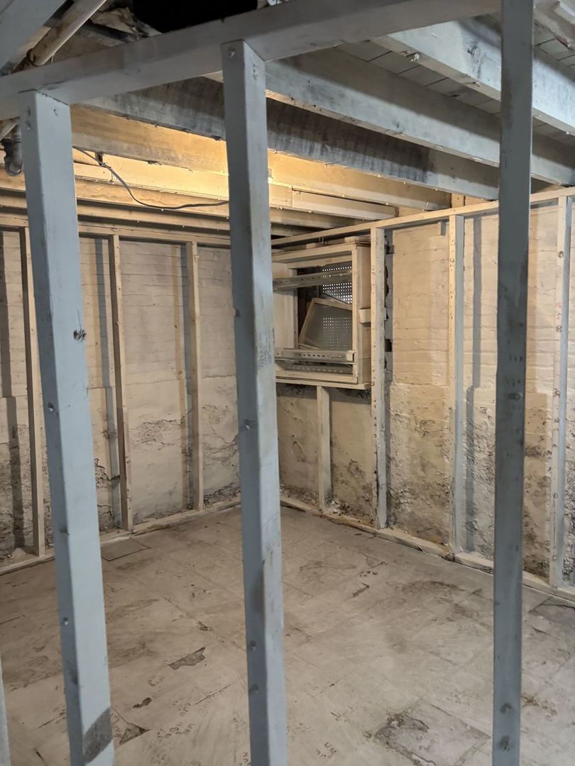 6331 South Winchester Avenue Chicago, IL 60636 - Photo 14 of 30 a view of an empty room and window