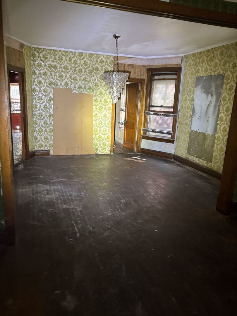 6331 South Winchester Avenue Chicago, IL 60636 - Photo 2 of 30 a view of empty room with windows