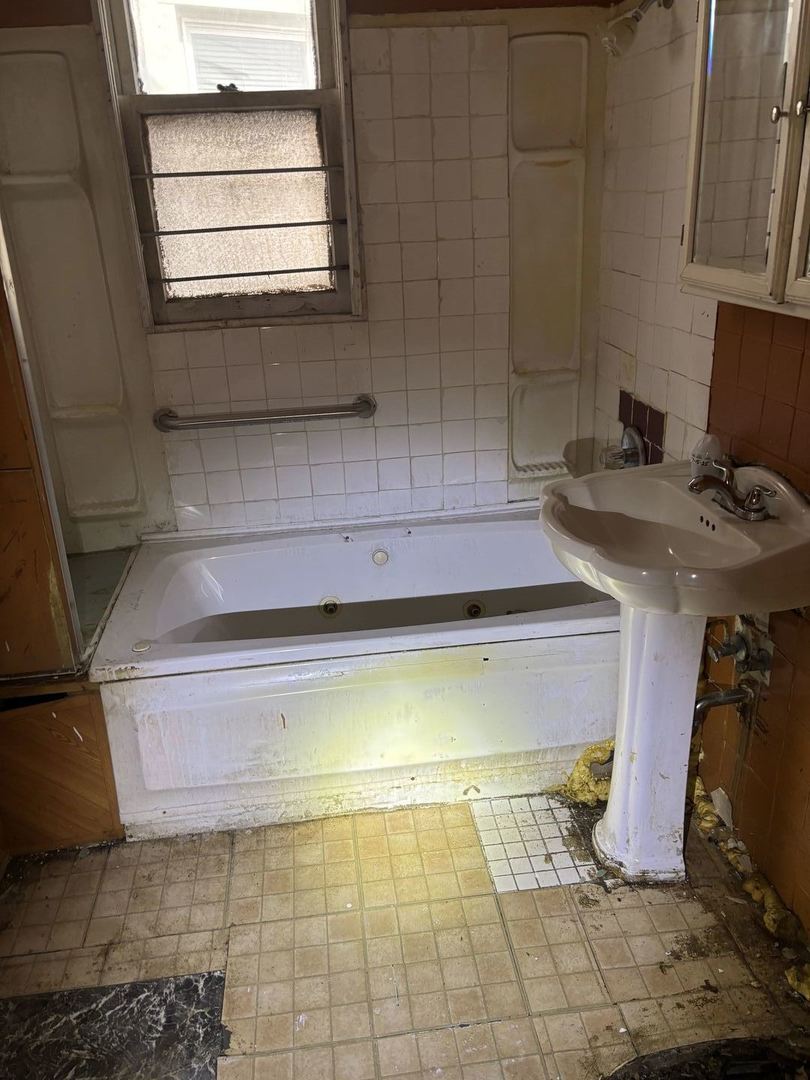 6331 South Winchester Avenue Chicago, IL 60636 - Photo 29 of 30 a room with a sink and a window
