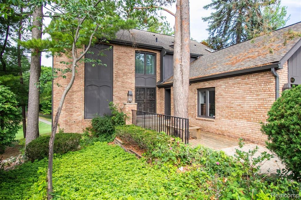 1931 Pine Ridge Lane Bloomfield Hills, MI 48302 - Photo 2 of 47