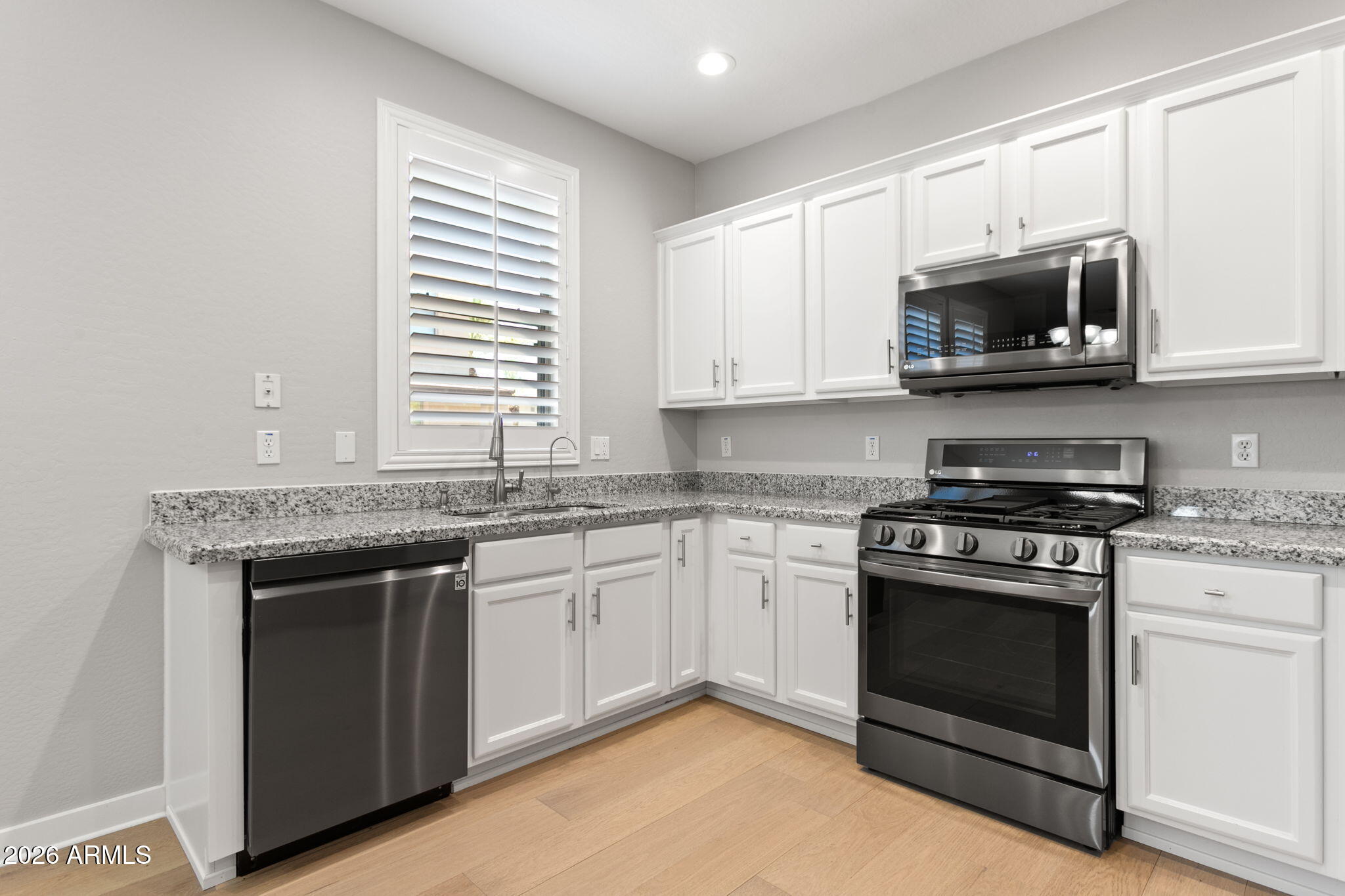 17850 North 68th Street, Unit 1011 Phoenix, AZ 85054 - Photo 9 of 35 Open kitchen