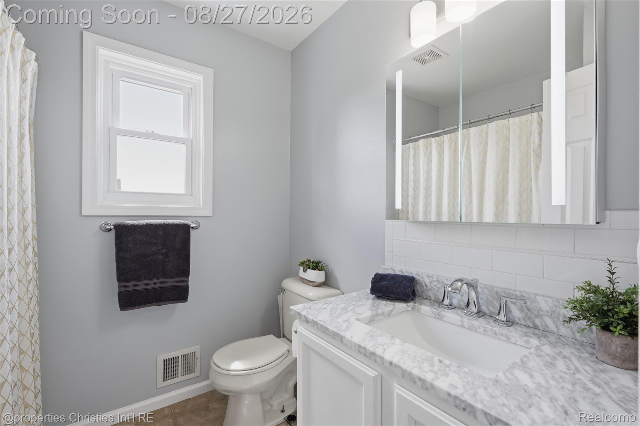 8104 Flintlock Road Mount Morris, MI 48458 - Photo 25 of 42 Single vanity with a marble-finish countertop,