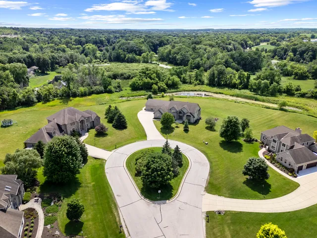 $1,295,000 | 3976 Woodridge Court, Richfield, WI 53017