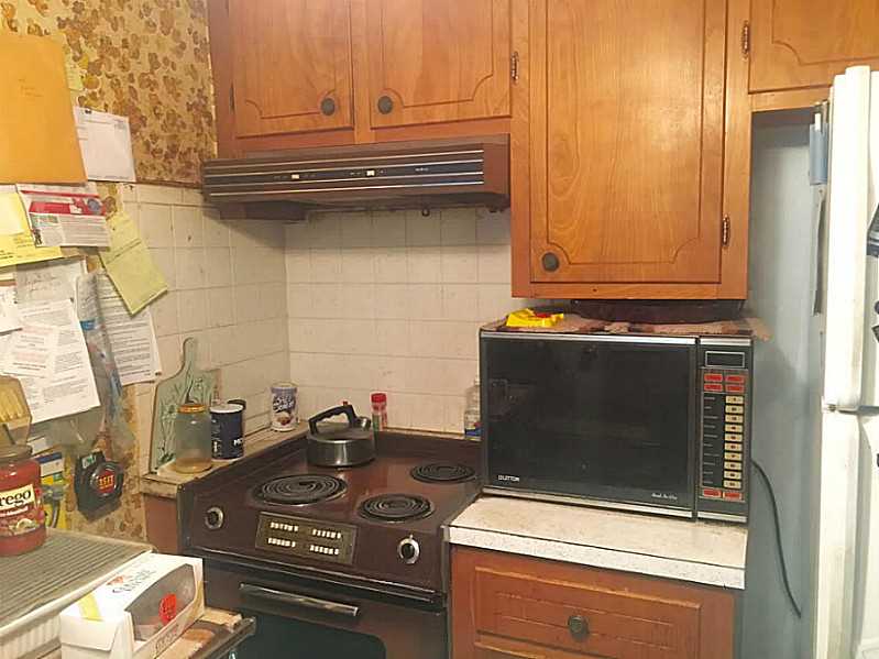 75 Buckwheat Avenue Portsmouth, RI 02871 - Photo 4 of 11 Kitchen.