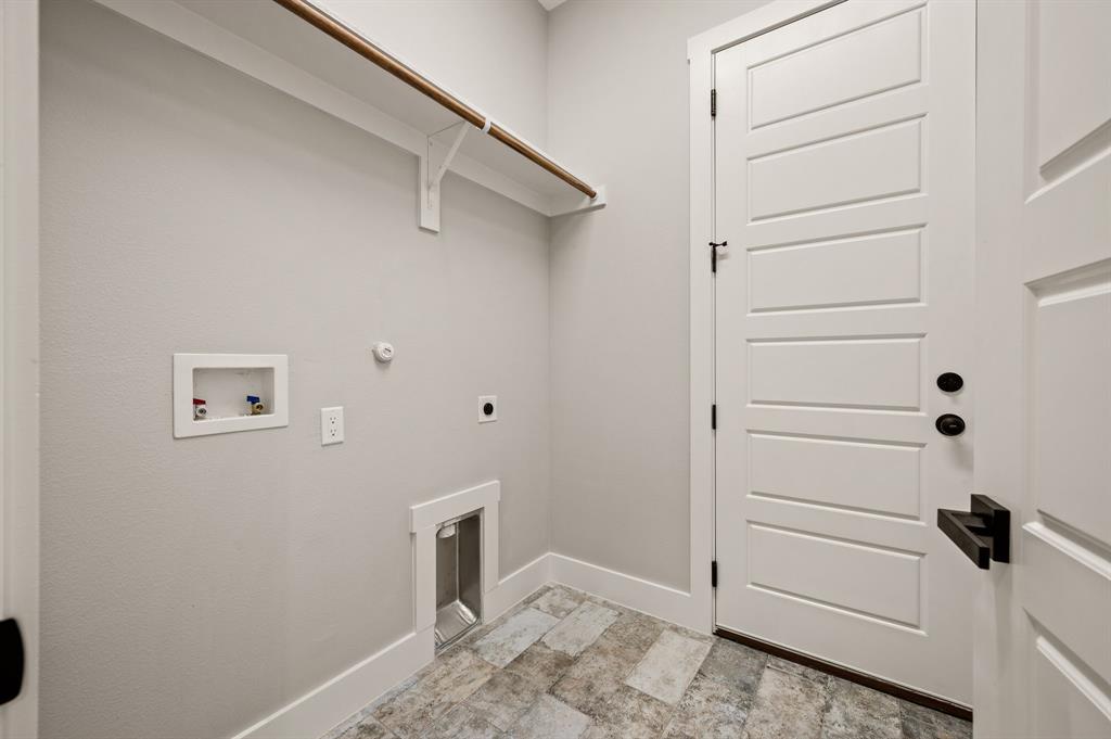 806 N Avenue East Springtown, TX 76082 - Photo 11 of 25 a view of an empty walk in closet