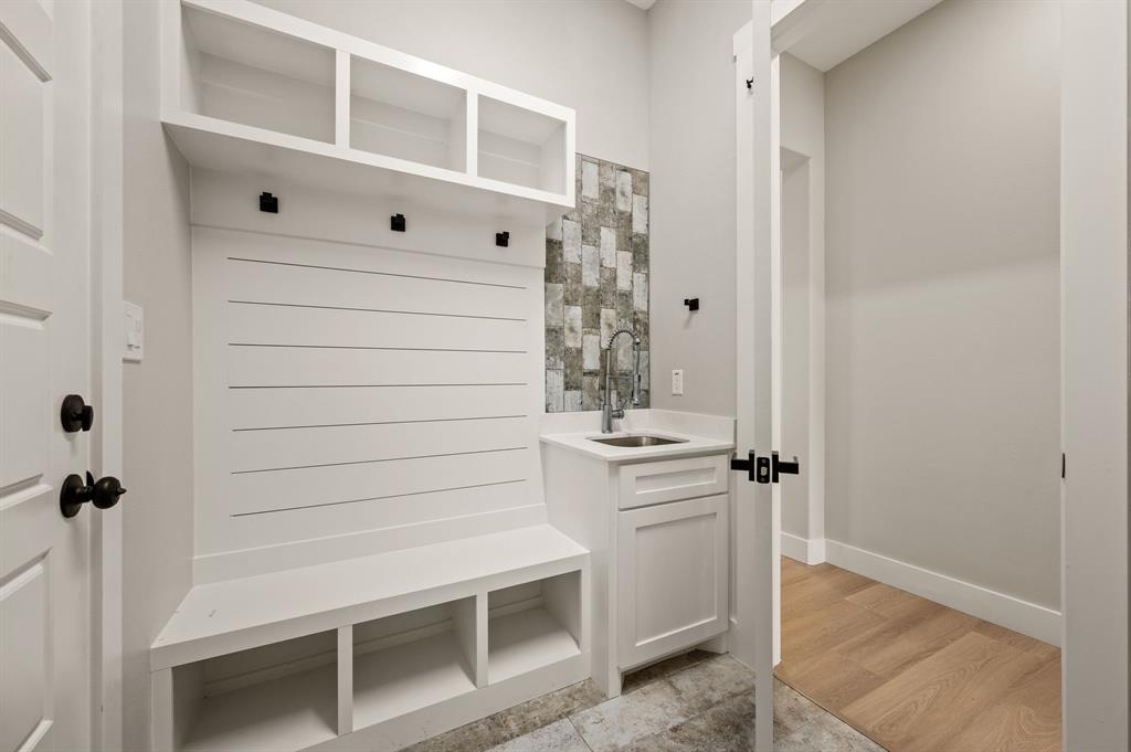 806 N Avenue East Springtown, TX 76082 - Photo 10 of 25 a bathroom with a shower