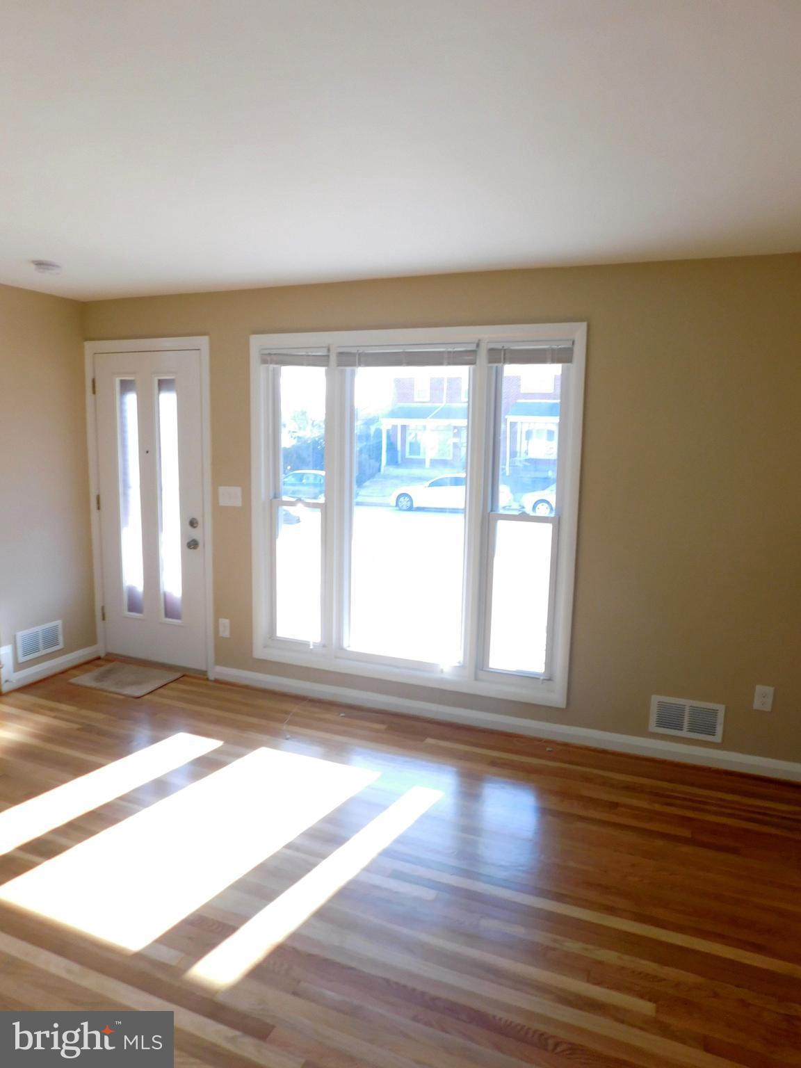 6138 Edlynne Road Baltimore, MD 21239 - Photo 5 of 30 Living Room