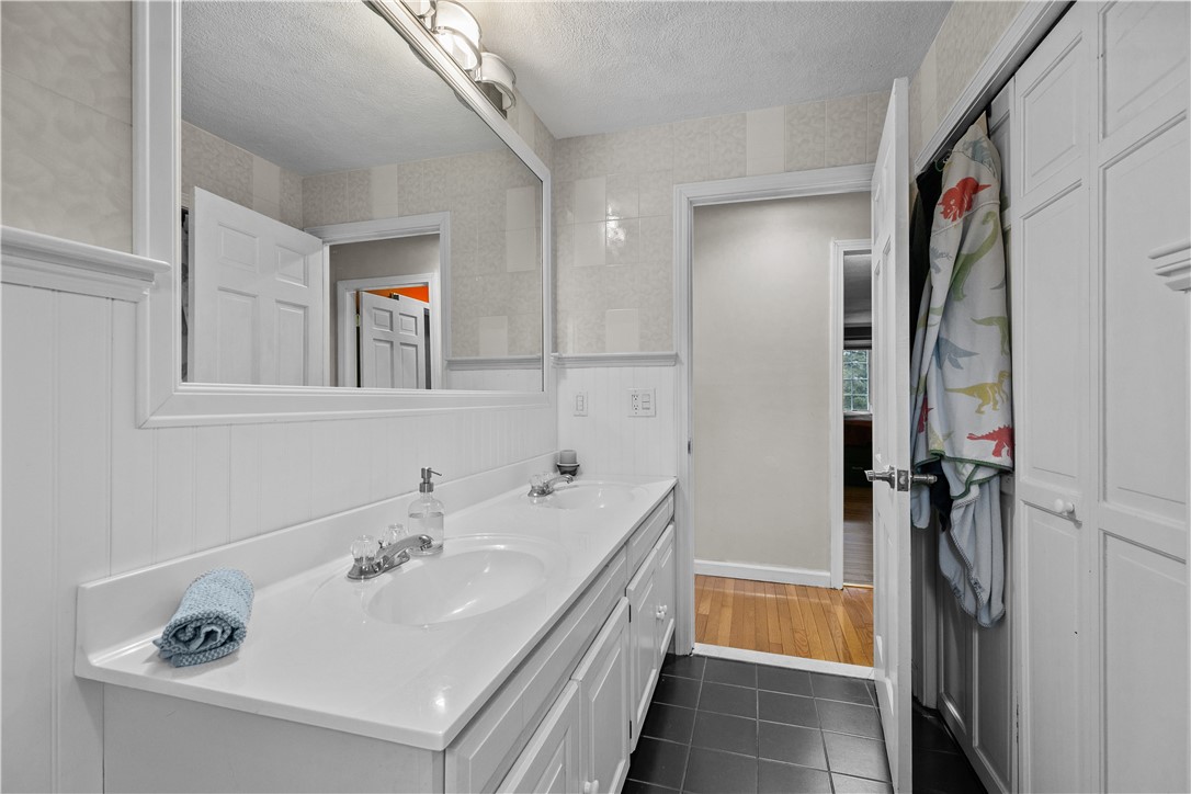 831 Crandall Road Tiverton, RI 02878 - Photo 36 of 50 Full Guest Bath