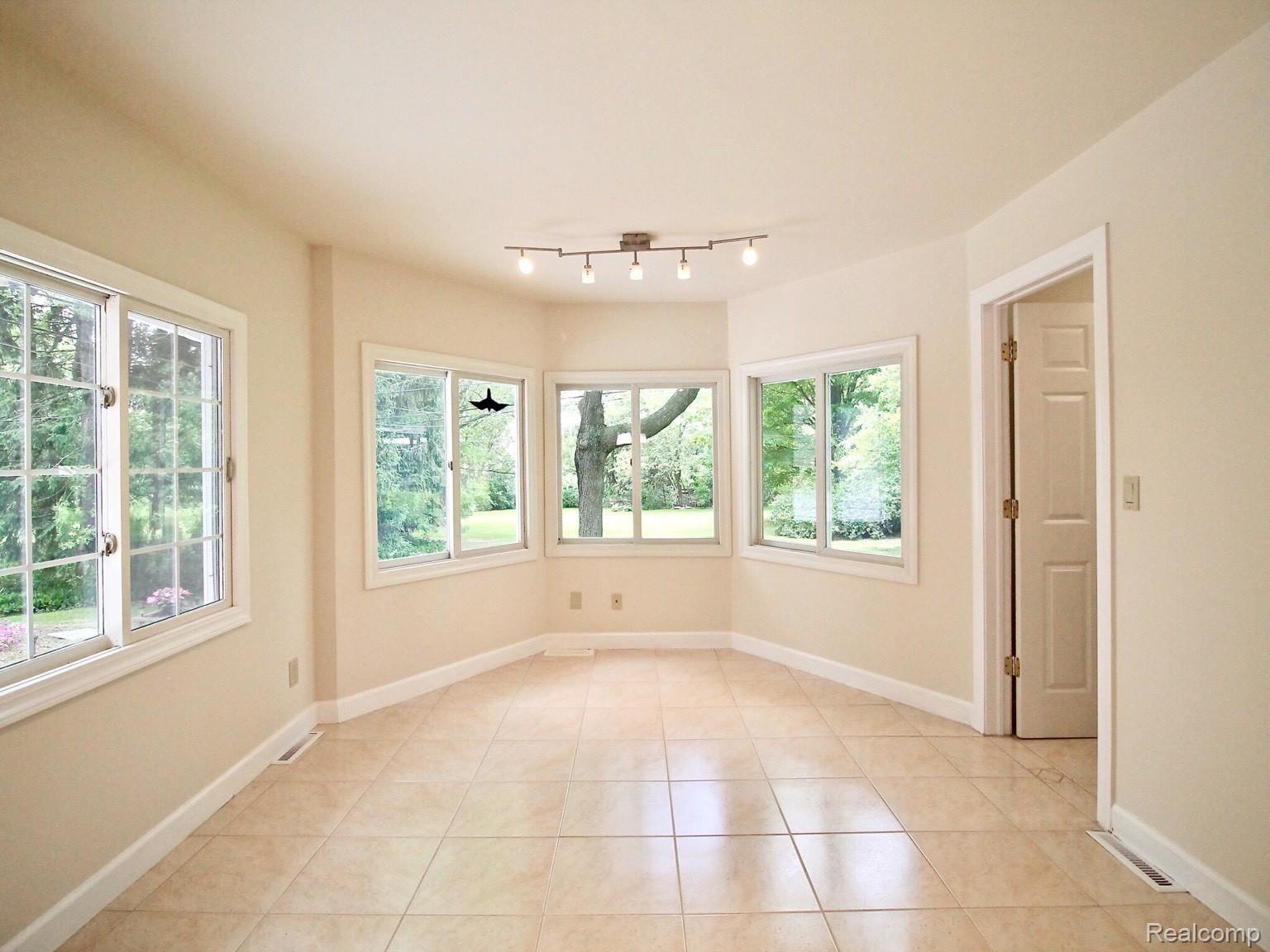 2319 Arizona Court Rochester, MI 48309 - Photo 14 of 37 012.jpeg