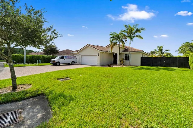 a view of a house with a yard