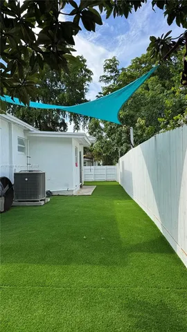 a view of a back yard