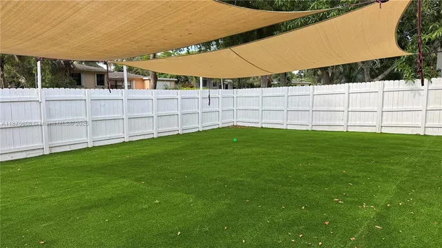 a view of a backyard