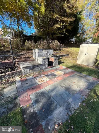 a view of a backyard