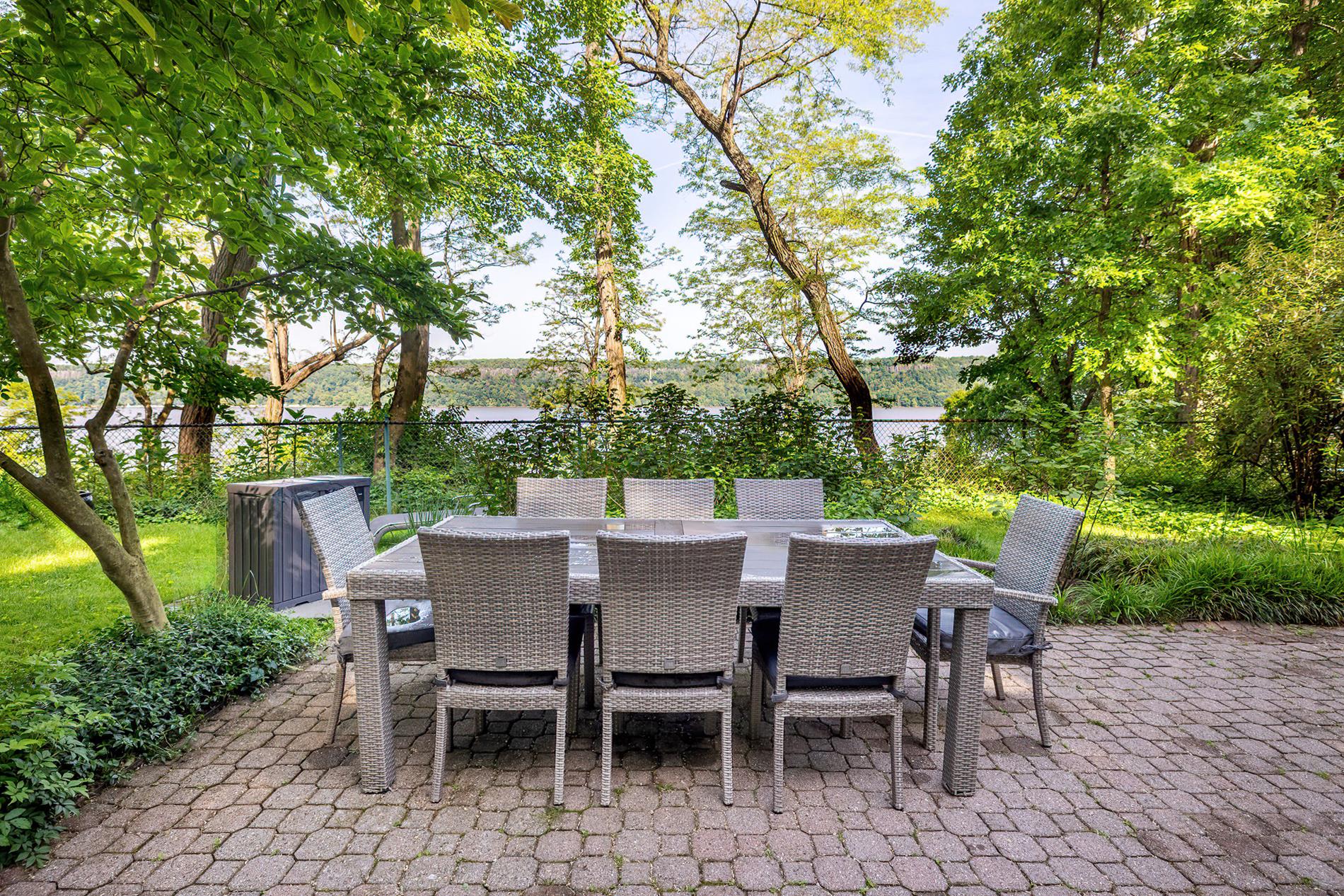 2727 Palisade Avenue, Unit 7B Bronx, NY 10463 - Photo 17 of 22 a view of a dining table and chairs in the patio