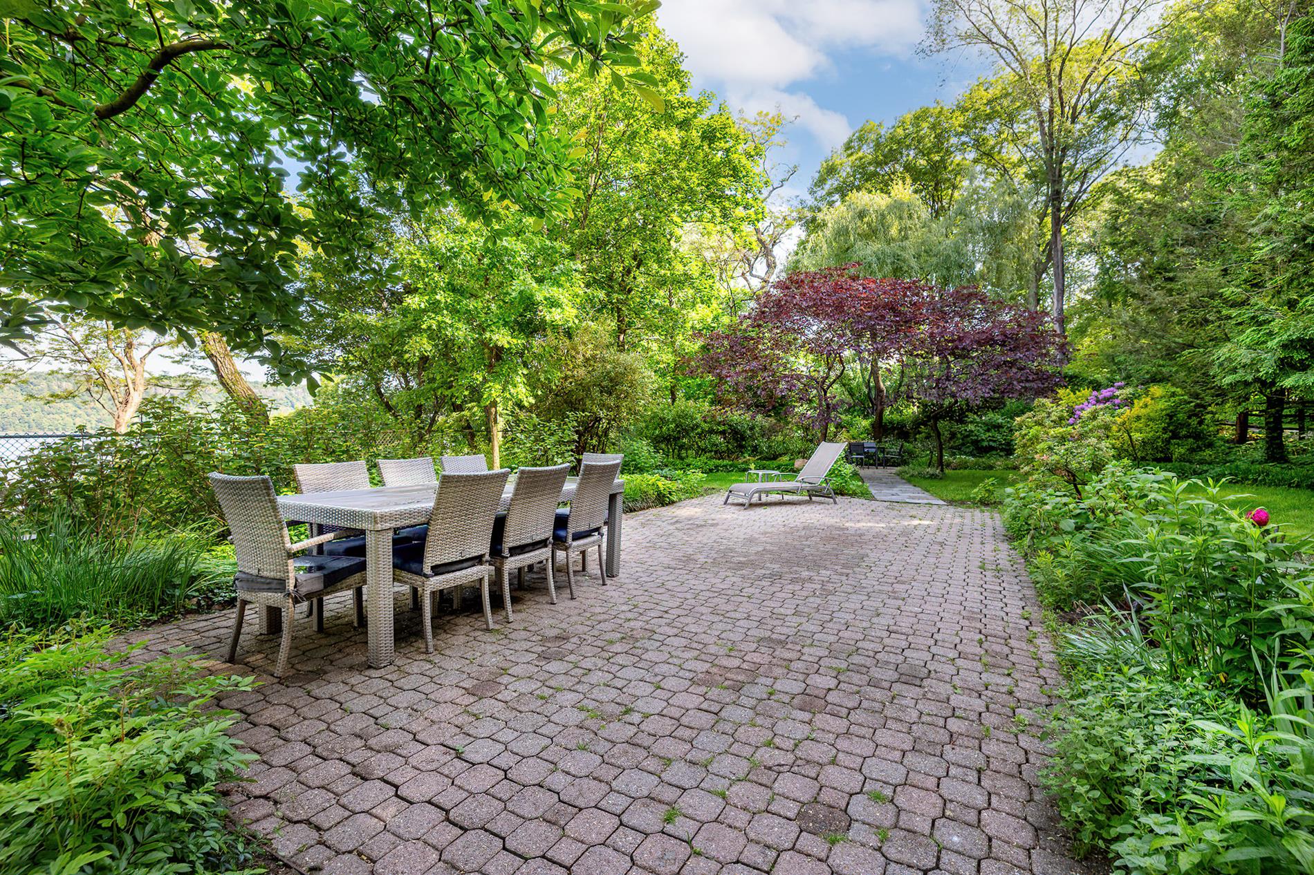 2727 Palisade Avenue, Unit 7B Bronx, NY 10463 - Photo 18 of 22 an outdoor view having patio