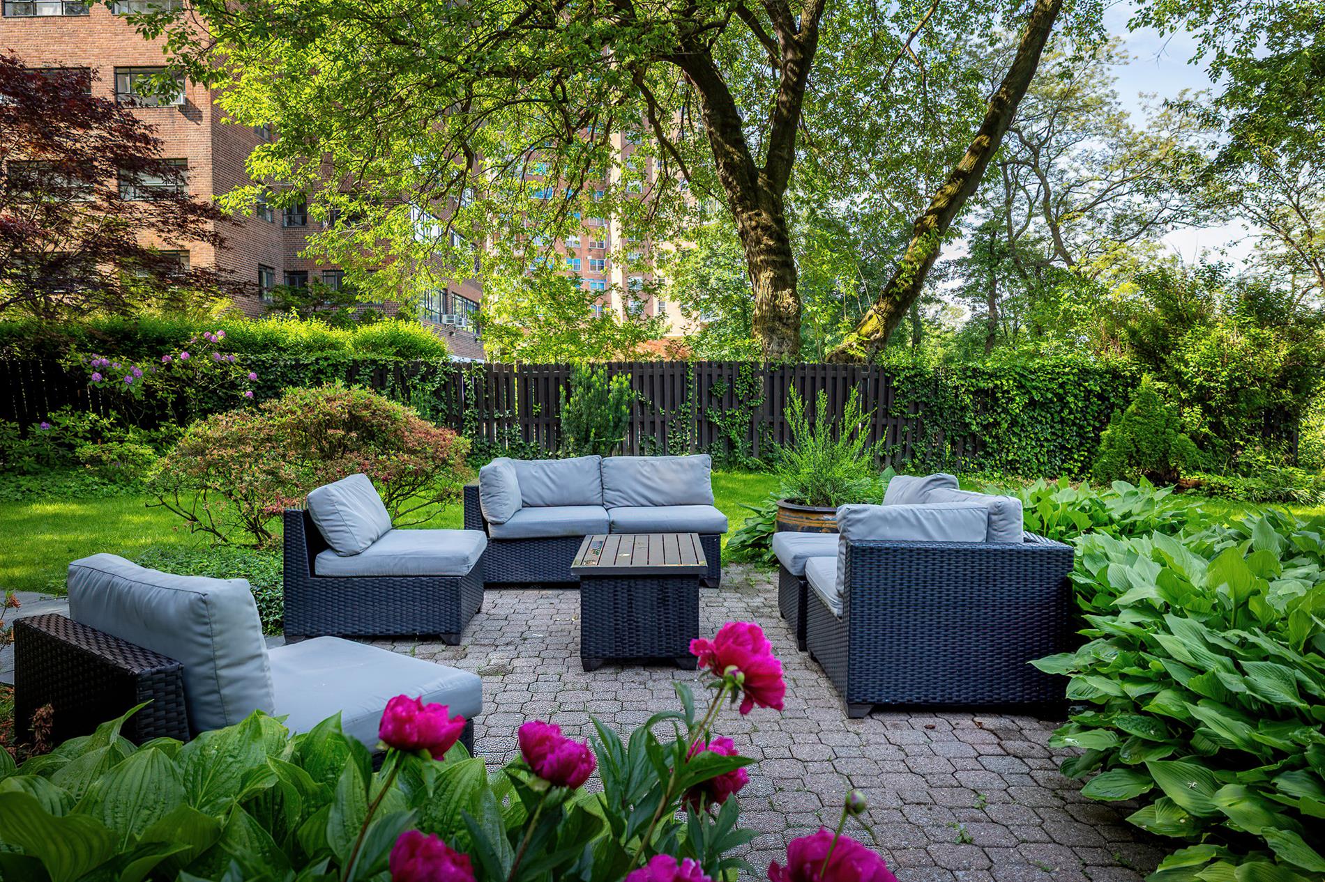 2727 Palisade Avenue, Unit 7B Bronx, NY 10463 - Photo 2 of 22 a garden view with a seating space