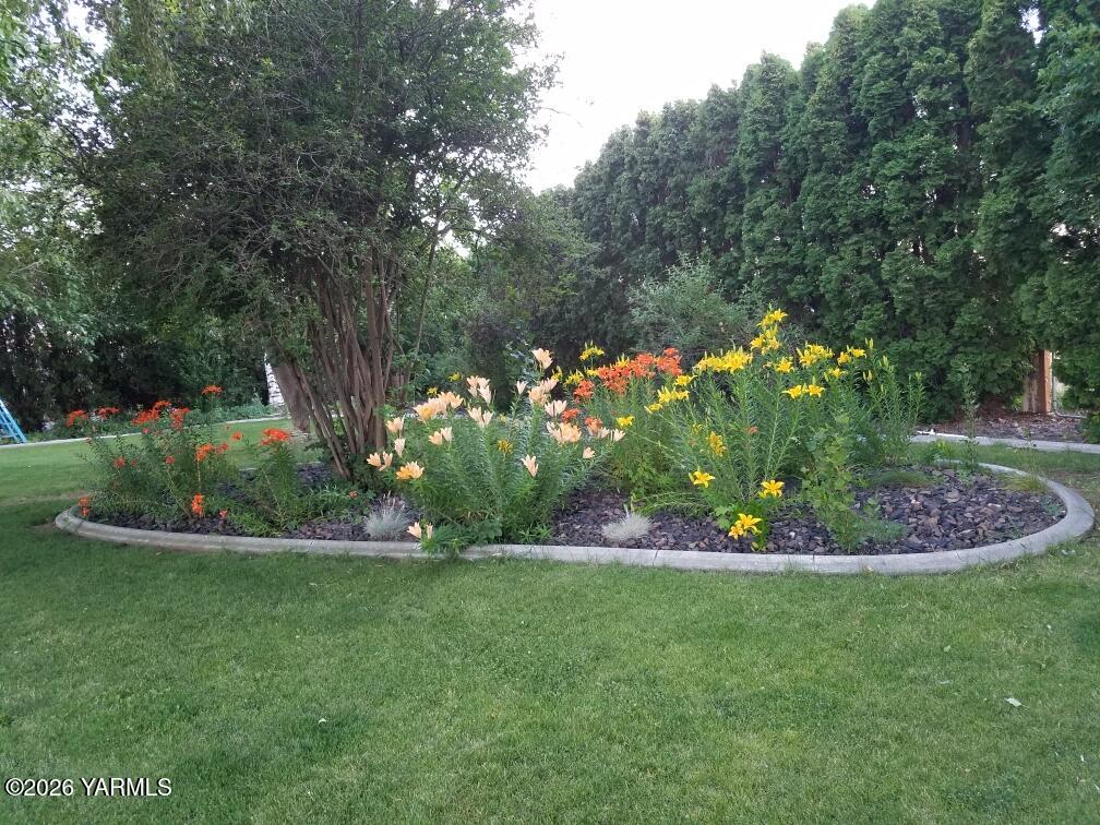 168802 West Johnson Road Prosser, WA 99350 - Photo 44 of 47 anderson flower bed