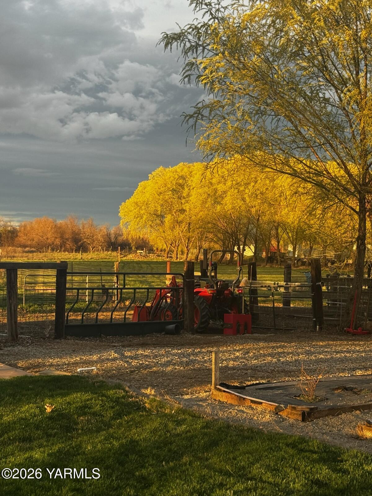 168802 West Johnson Road Prosser, WA 99350 - Photo 45 of 47 anderswon tractor