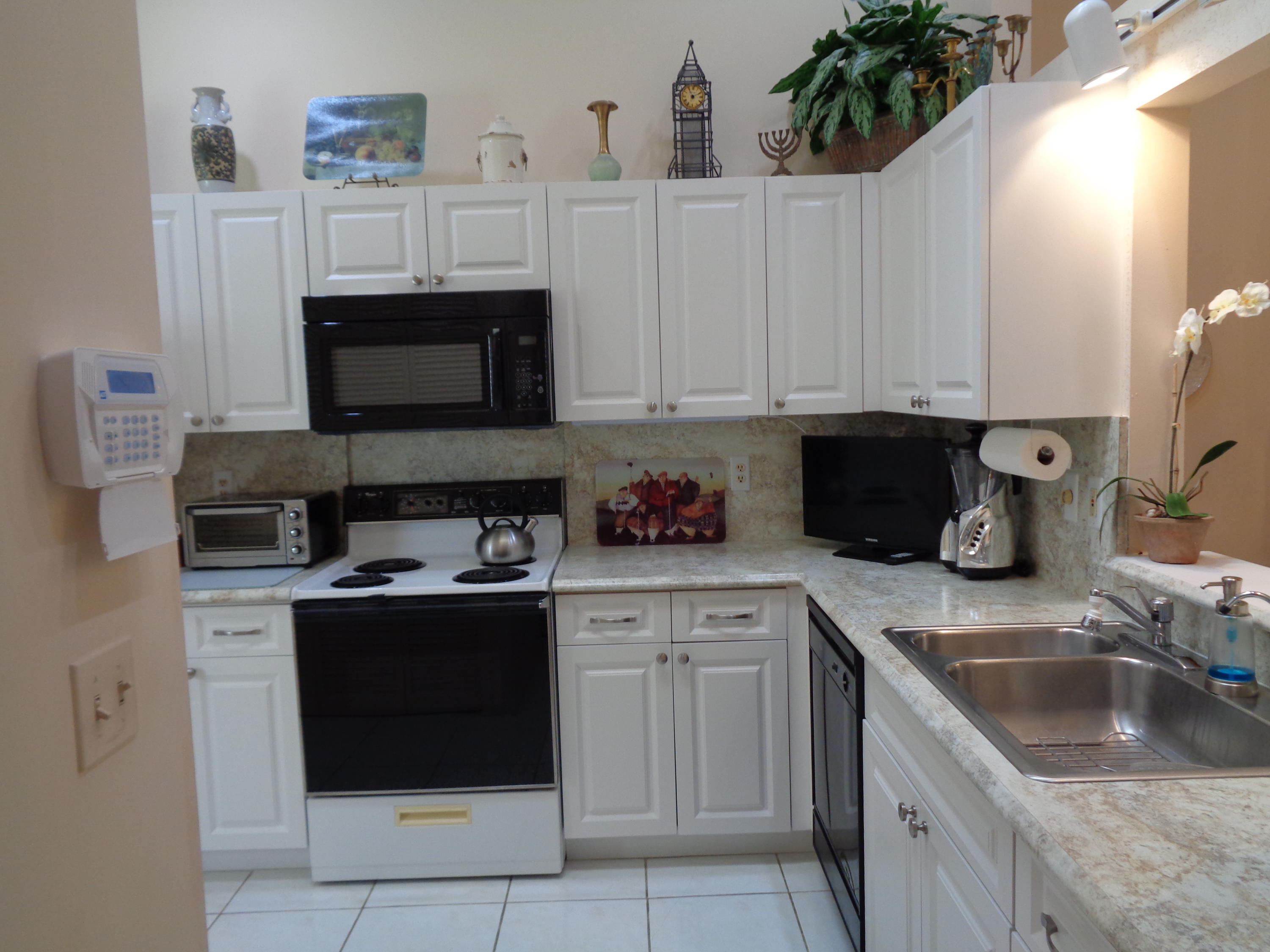 8445 Springlake Drive, Unit B Boca Raton, FL 33496 - Photo 4 of 42 Kitchen