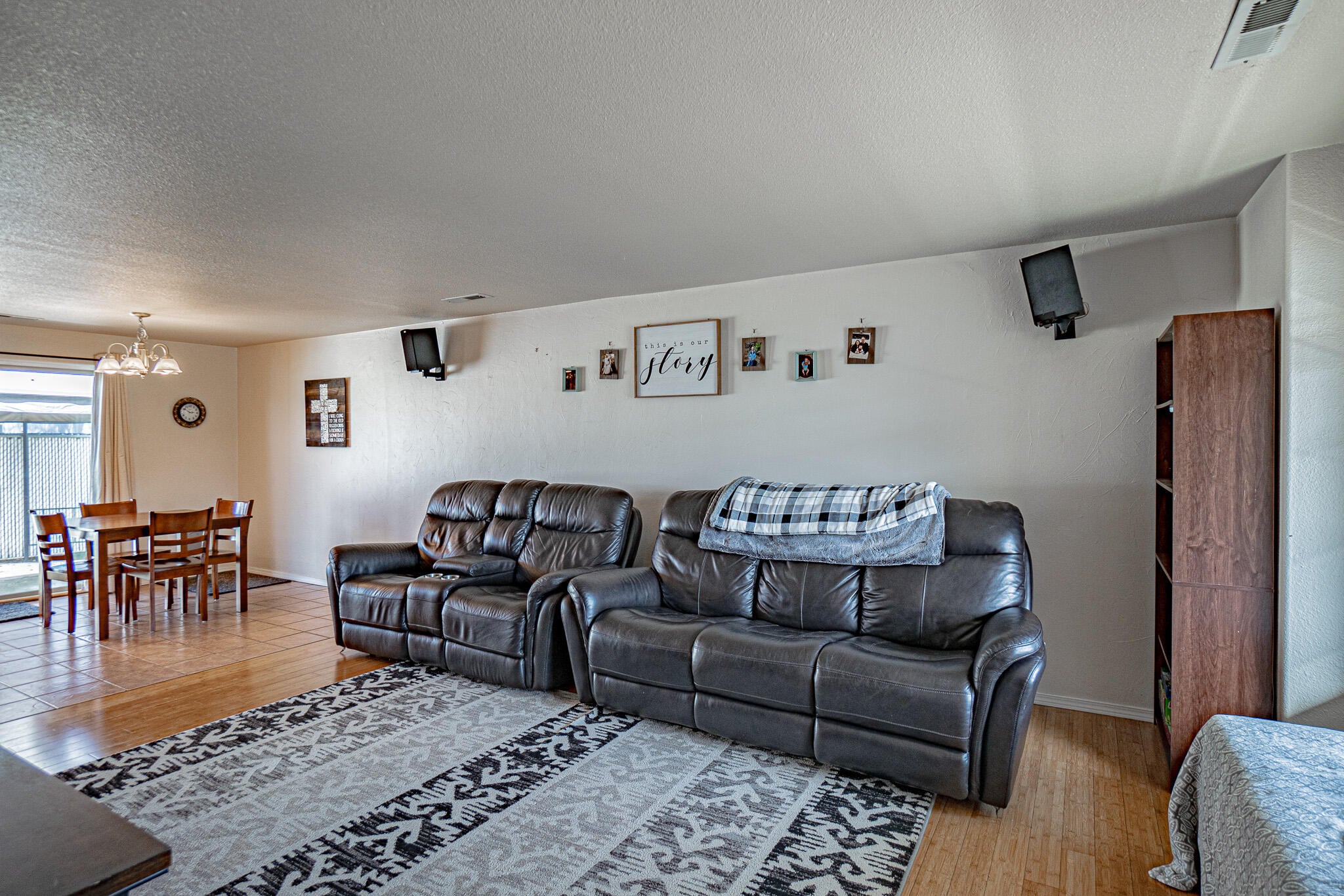 653 Andrea Way Eagle Point, OR 97524 - Photo 4 of 25 DSC09625-HDR