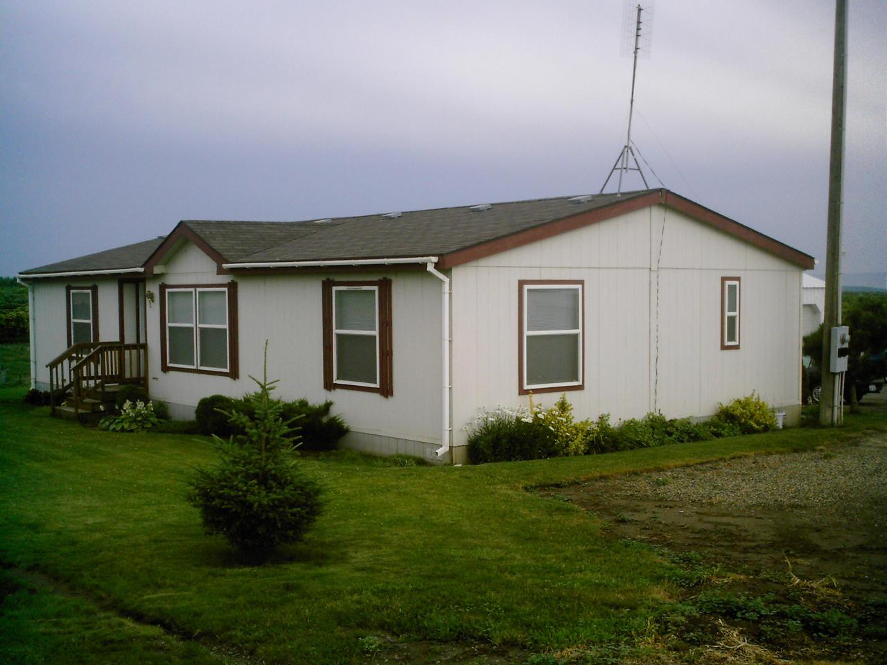6410 Independence Road Sunnyside, WA 98944 - Photo 1 of 1 a front view of a house with garden
