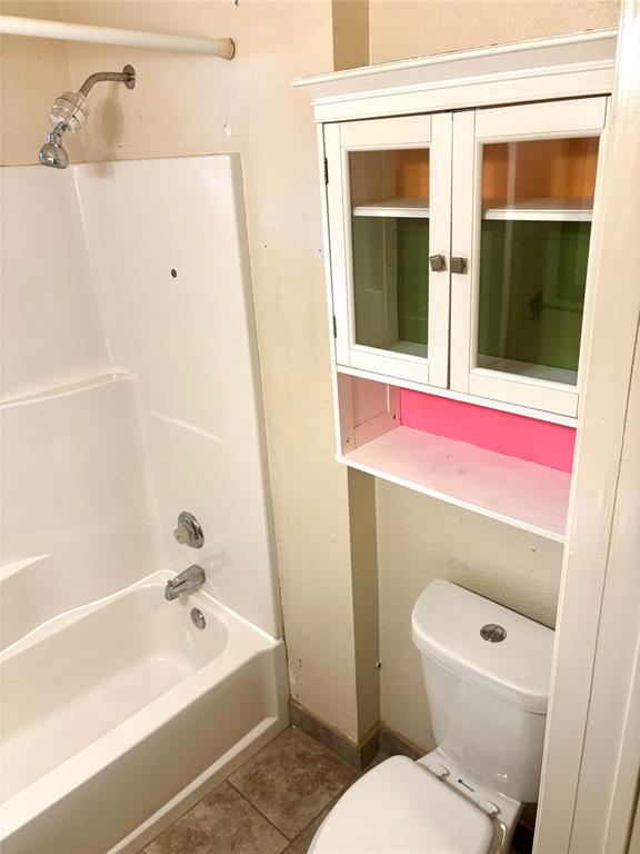 905 Isbell Road Fort Worth, TX 76114 - Photo 14 of 30 a bathroom with a sink and a bathtub