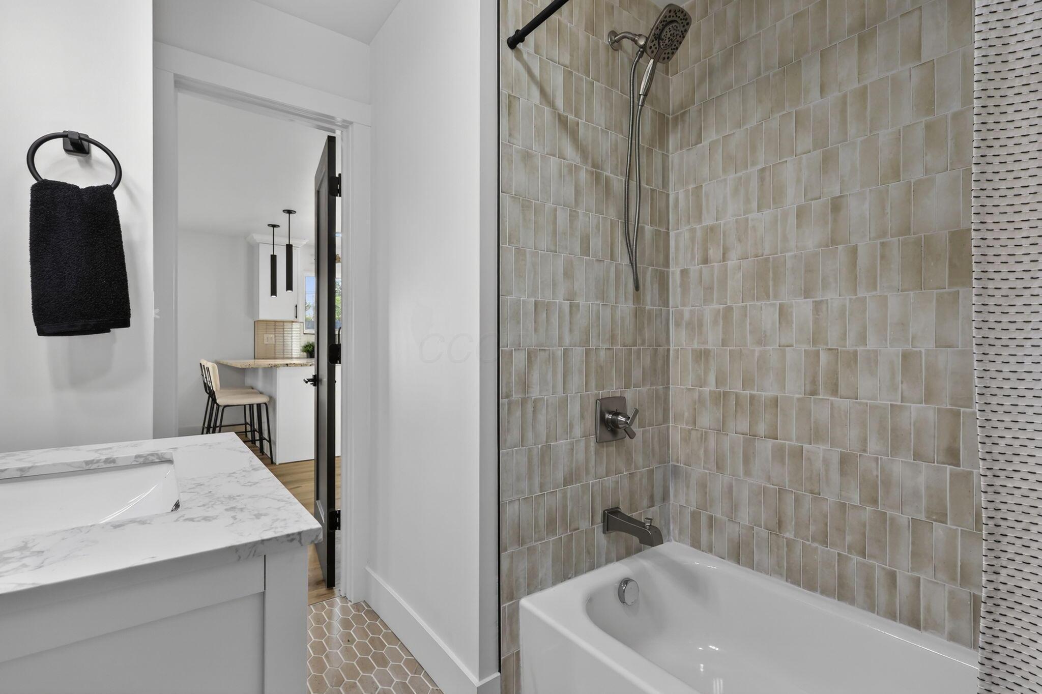 2880 Schwartz Road Columbus, OH 43232 - Photo 30 of 53 Second full bathroom