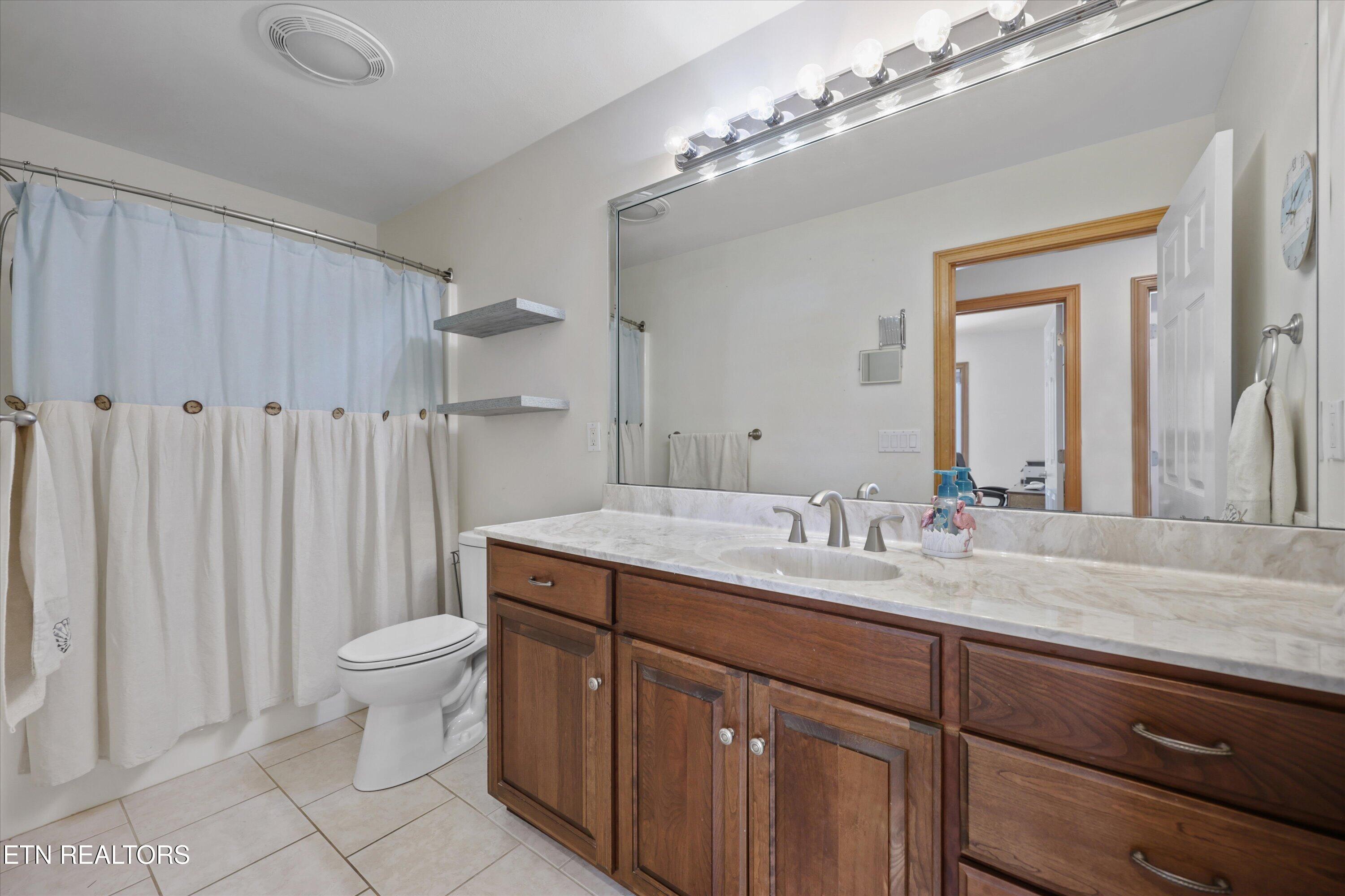 407 Kahite Trail Vonore, TN 37885 - Photo 15 of 38 2nd full bath on main level