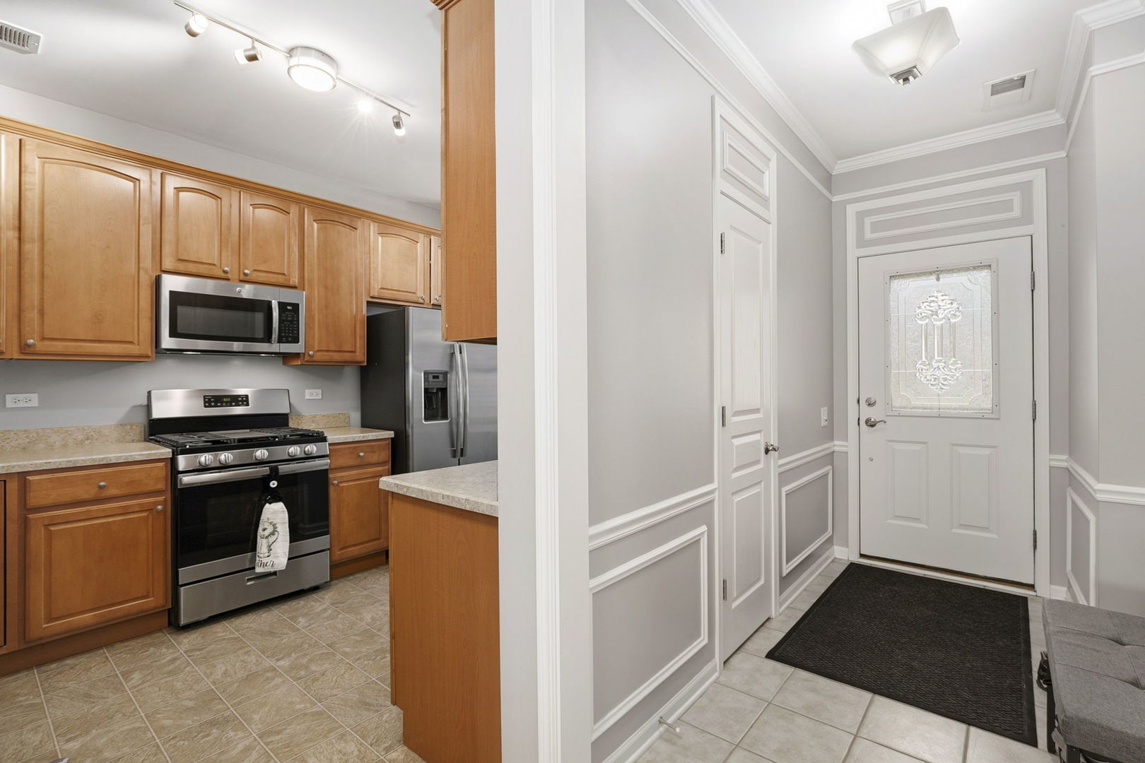 2497 Rolling Ridge Elgin, IL 60124 - Photo 4 of 28