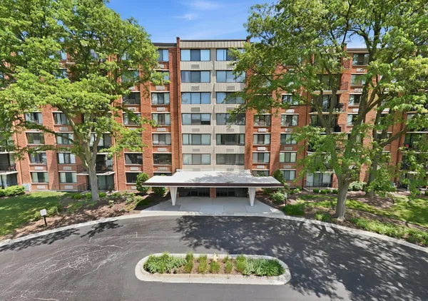 $230,000 | 2000 St Regis Drive, Unit 2L, Lombard, IL 60148