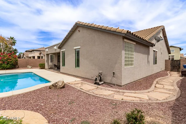a view of a house with backyard