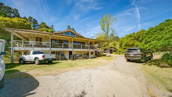 a view of a backyard