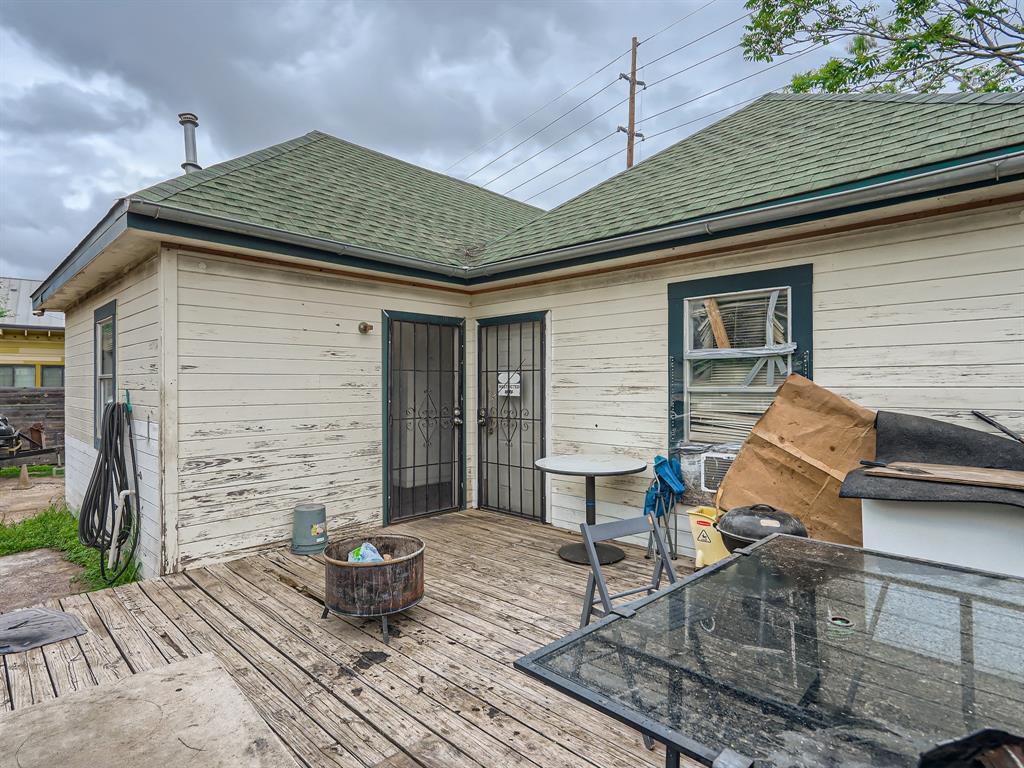 1122 Chicon Street Austin, TX 78702 - Photo 7 of 20 a backyard of a house with seating space