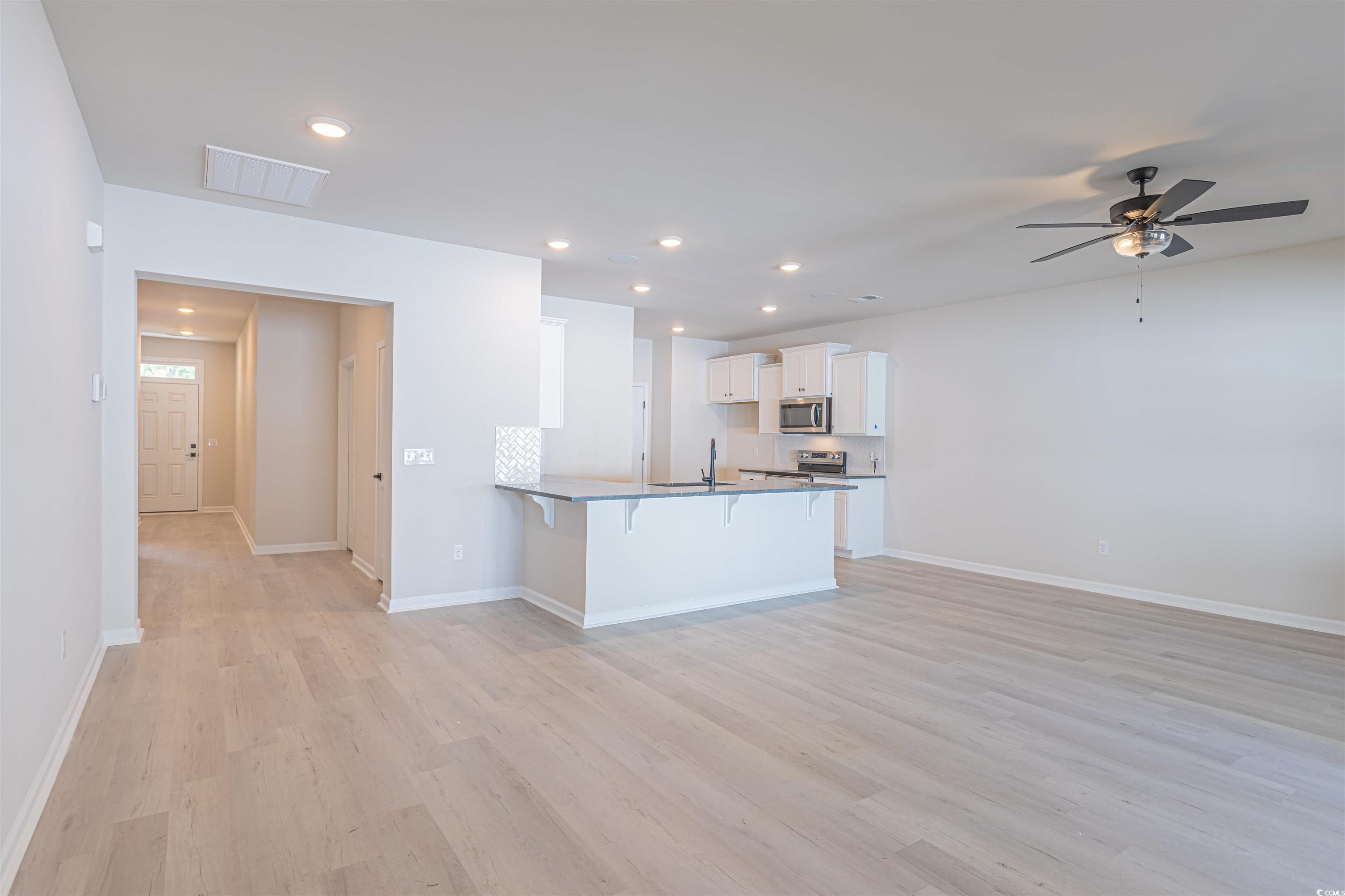 556 Honeyhill Loop Conway, SC 29526 - Photo 21 of 40 Kitchen with a kitchen bar, visible vents, applian