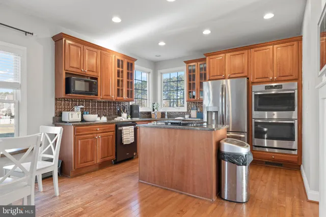 a view of a house with backyard and trees